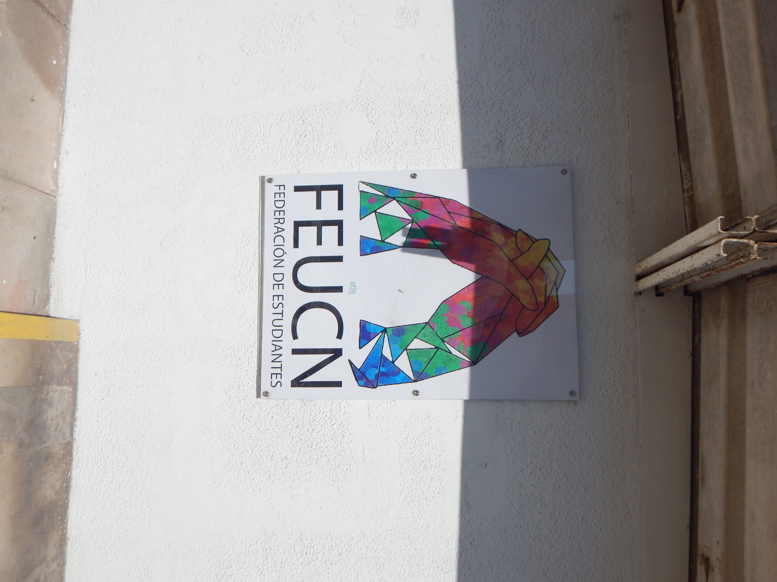 Logo de la FEUCN en sus oficinas del campus Angamos.