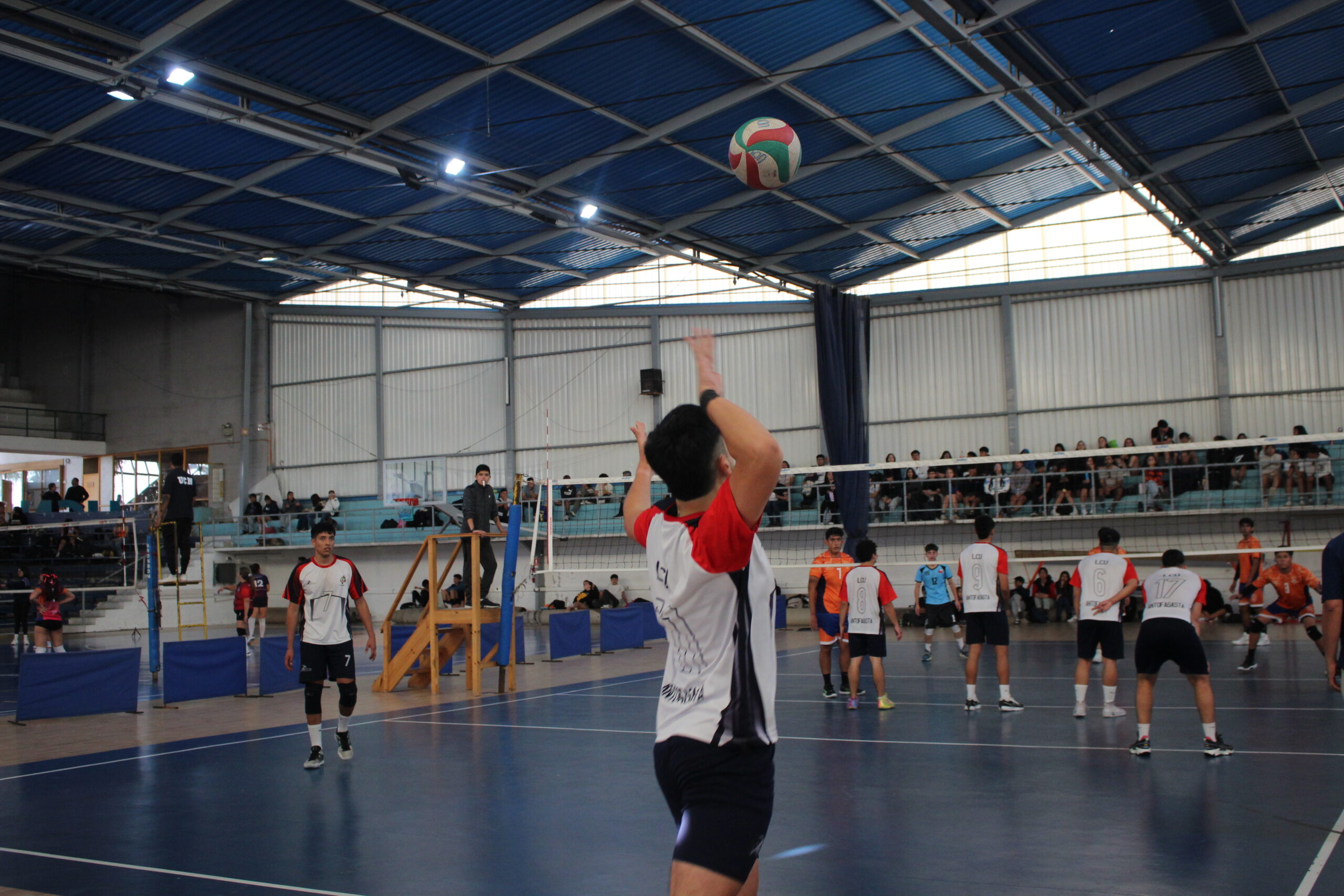 UA se lleva el clásico regional de voleibol varones frente a la UCN