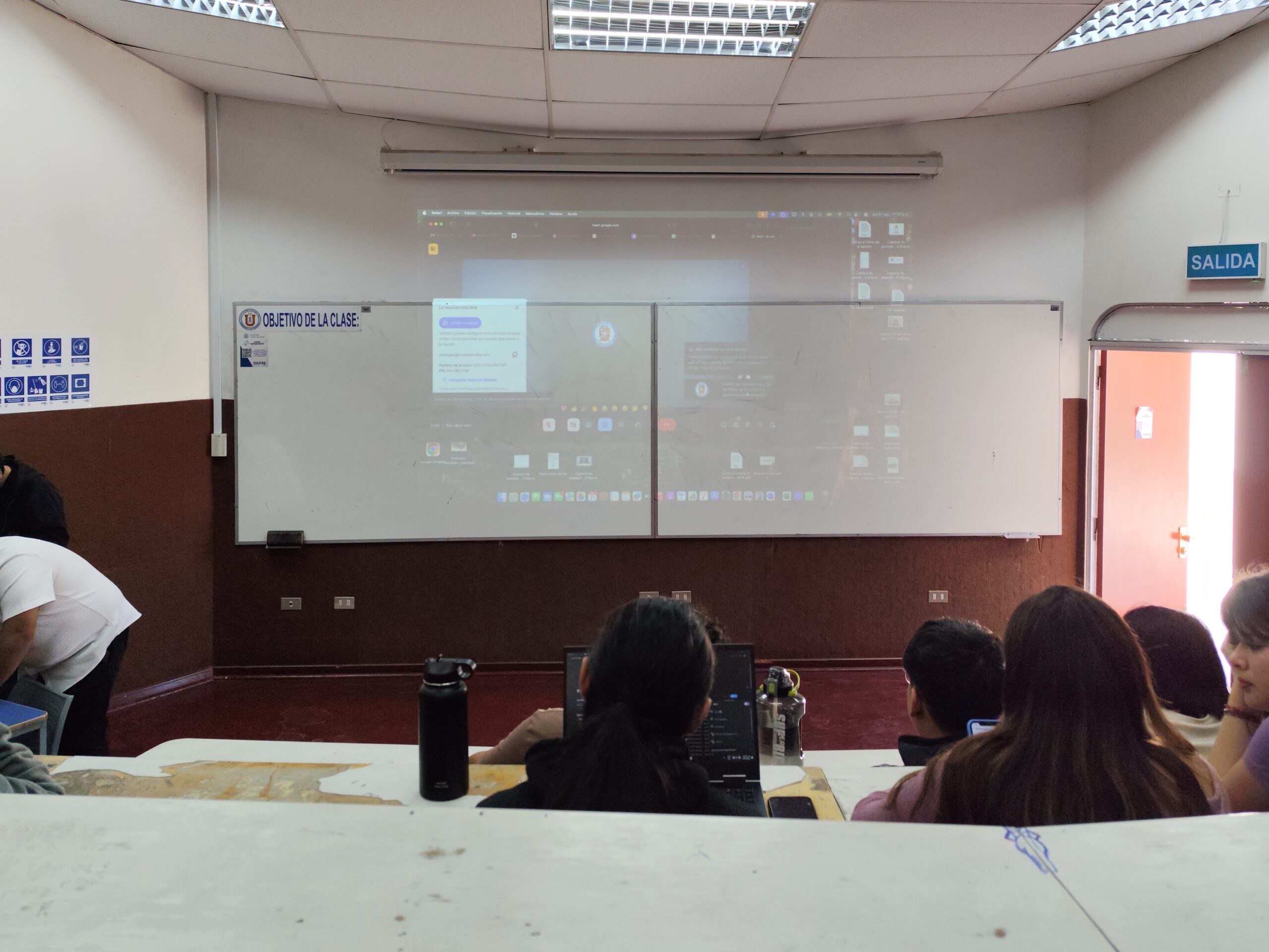 Sala de clases con paredes blancas y azules, pizarra al frente preparada para el inicio del proceso elecciones feucn 2025.