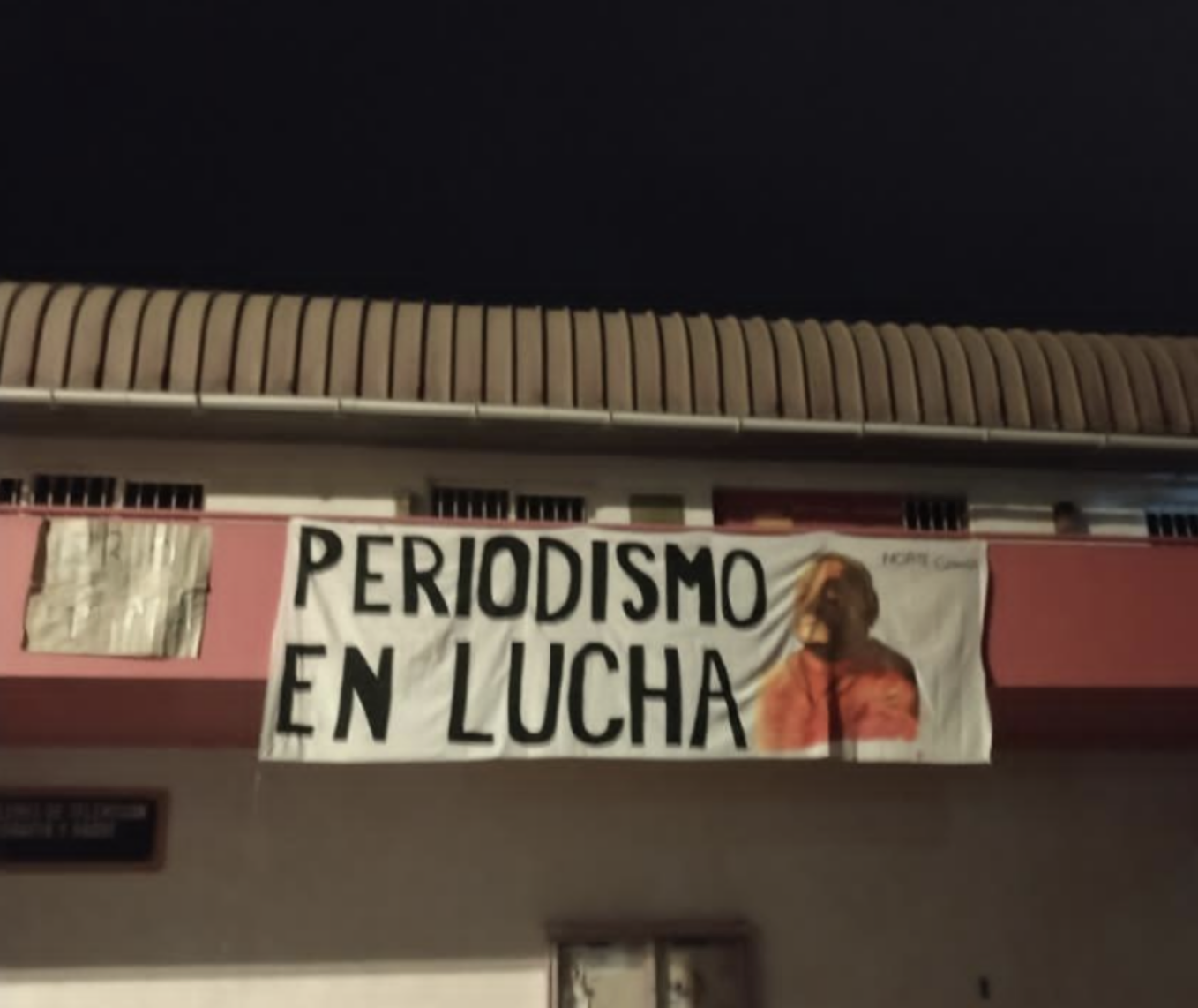 Lienzo colgado en la Escuela de Periodismo UCN con el mensaje "Periodismo en Lucha".