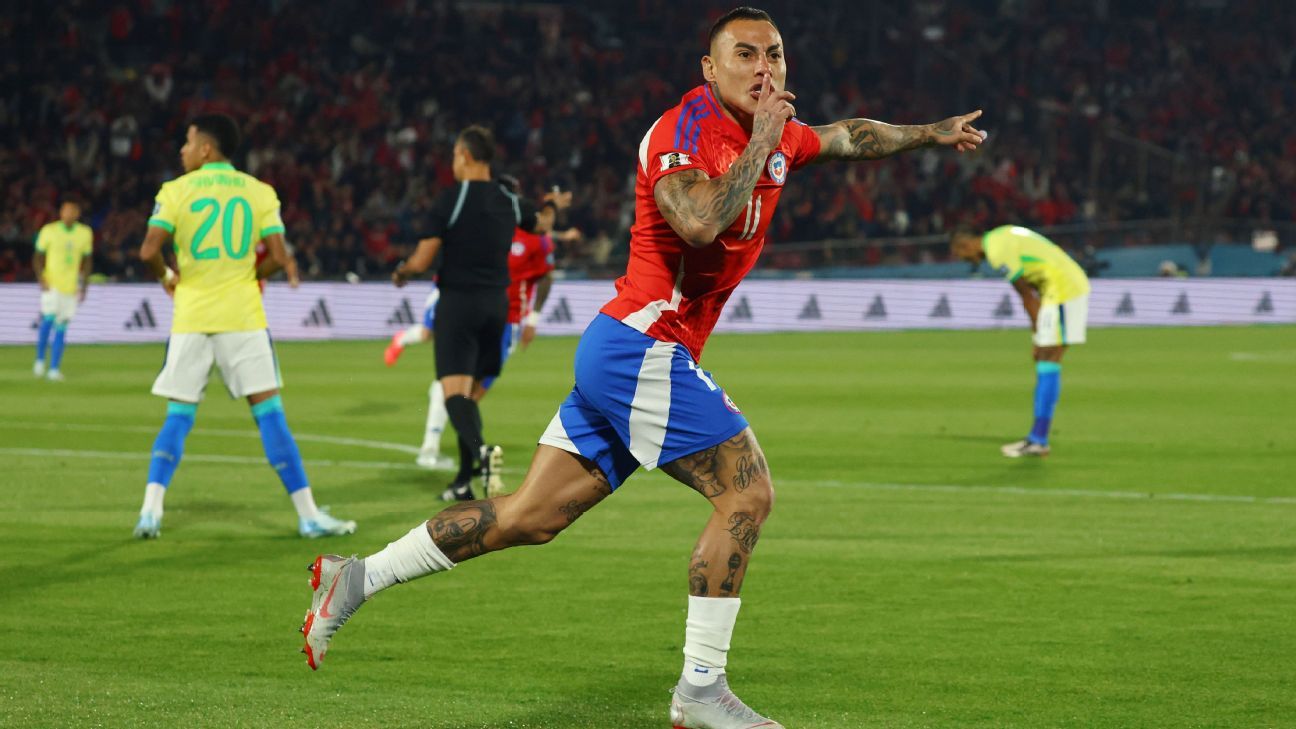 Chile pierde con Brasil: celebración del gol de Eduardo Vargas en el minuto 2 para dejar el marcador 1-0 a favor de Chile.
