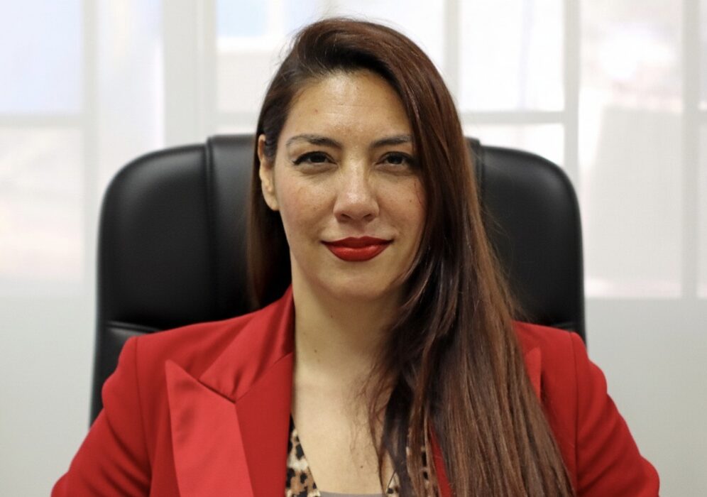 Foto de la entrevistada en su oficina luego de conversar sobre el Corredor Bioceánico.