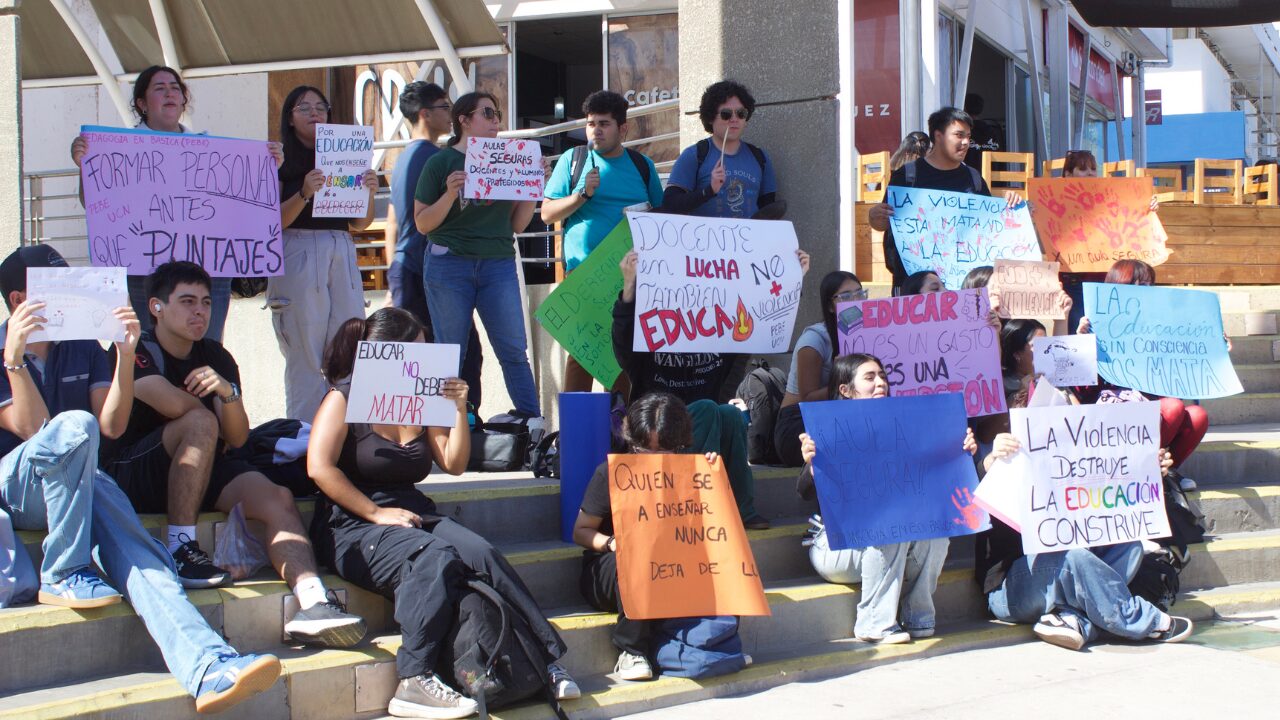 Estudiantes se manifiestan por primera en la entrada principal de la UCN.