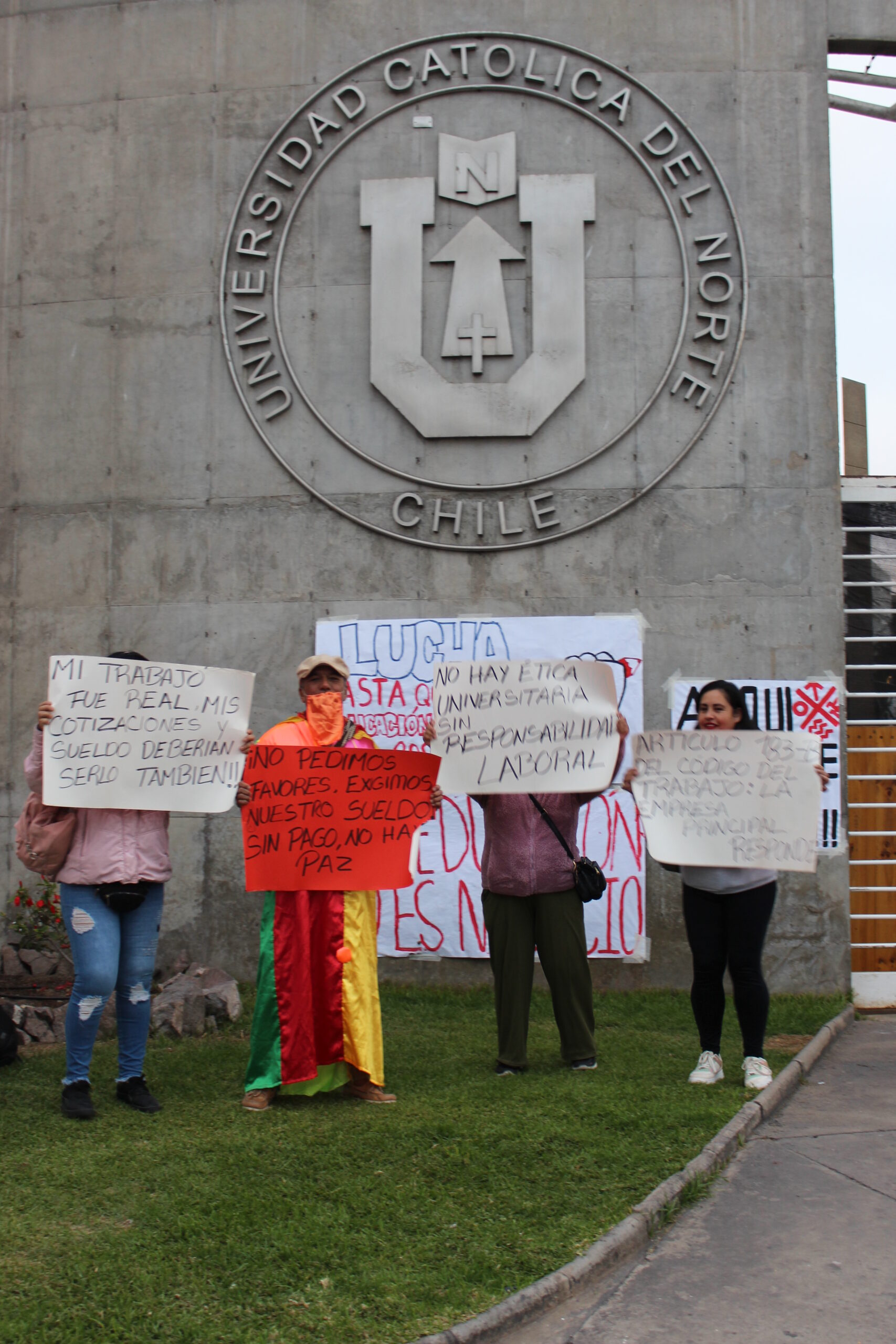 Ex trabajadores de aseo de la UCN, denuncian que la universidad no les ha pagado sueldos pendientes.